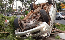 TP.HCM: Xe bán tải lật nhào như phim sau tai nạn trên đường Phạm Văn Đồng, 4 người mắc kẹt kêu cứu