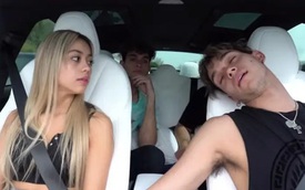 Giả vờ ngủ trên xe Tesla, 2 YouTuber khiến bạn bè được một phen ‘tim nhảy ra ngoài lồng ngực'