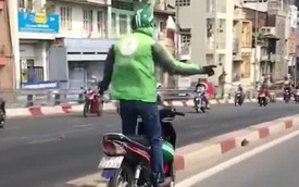Clip: Thanh niên bỏ hai tay chạy xe máy rất nguy hiểm trên phố