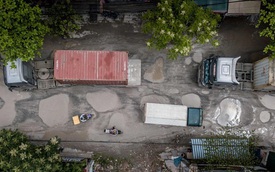 Nhìn từ trên cao con đường "đau khổ" nhất Hà Nội: 650m có gần 100 "ổ khủng long", xe container ngày đêm cày nát