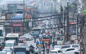Ảnh: Cận cảnh tuyến phố "mạng nhện tử thần" khiến người đi đường thót tim ở Hà Nội