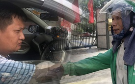 Tài xế taxi, xe ôm vắng khách, cả ngày vạ vật ngoài đường dưới cái nắng nóng trên 50 độ của Thủ đô