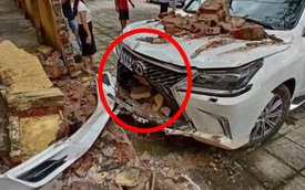 Xe Lexus tiền tỷ đâm sập hàng rào, hư hỏng phần đầu: Do thợ rửa xe nhầm chân ga?