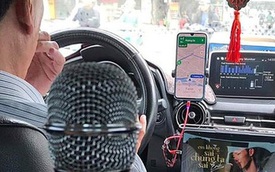 Bác tài lái taxi "chịu chơi" nhất năm: Sắm hẳn mic karaoke, dàn loa 30 triệu lắp trên xe chỉ để... hát cho vui