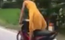 Tuyên Quang: Nam thanh niên mặc váy, bốc đầu xe máy để "câu view" bị xử phạt hơn 8 triệu đồng