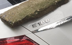 "Phiến đá rêu xanh" nằm chềnh ềnh trên đuôi xe Mercedes tiền tỷ, nghi do nguyên nhân rất phổ biến với các tài xế