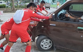 Cầu thủ U22 Việt Nam 'giải cứu' chiếc xe gặp sự cố khó đỡ, mắc kẹt vì cống thoát nước
