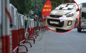 Sau dán giấy và khóa bánh, cư dân chung cư ở Hà Nội lập hàng rào sắt cấm ô tô đậu sai quy định gây tắc nghẽn giao thông