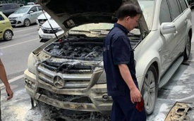 Xe sang Mercedes-Benz GL 350 bốc cháy trên phố Hà Nội