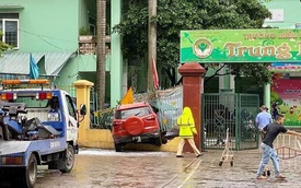 Hà Nội: Ô tô lao thẳng vào cổng trường mầm non, húc đổ hàng rào sắt