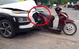 Hiện trường vụ tai nạn hiếm có: Xe máy bị đâm không đổ, cắm sâu vào đầu ô tô