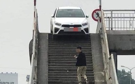 Ô tô mắc kẹt trên cầu vượt ở Hưng Yên, dân mạng hoang mang: "Đi giỏi vậy?"