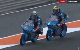 Khoảnh khắc thót tim: Đâm vào đuôi xe đồng đội, tay đua MotoGP ngã cắm đầu xuống đường