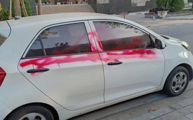 Đỗ ô tô bên đường lúc quay lại, người đàn ông hoảng sợ vì vệt sơn đỏ phun kín thân xe