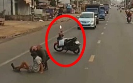 Dựng xe máy trước đoàn ô tô trên đường, thanh niên có hành động khiến tất cả "dừng hình" trong tích tắc
