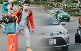 Khổ như hành khách ở Tân Sơn Nhất: "Đội" nắng mang vác hành lý ra đường đón xe công nghệ