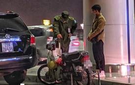 Thanh niên phi thẳng xe máy lên tầng 3 sảnh quốc tế ở sân bay Nội Bài
