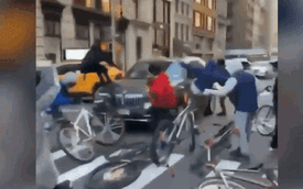 Clip: Hàng chục thiếu niên đi xe đạp đập phá xe BMW giữa phố