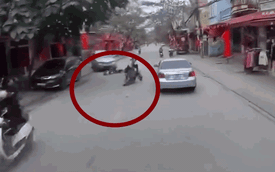 Camera giao thông: Tài xế đánh lái xuất thần, cứu mạng nữ sinh trong gang tấc