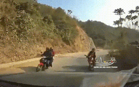 Kinh hoàng khoảnh khắc người đàn ông lái xe máy tông thẳng đầu ô tô, vợ và con nhỏ ngồi sau bị hất văng xa hàng mét
