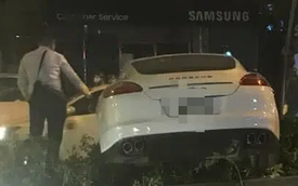 Vụ xe sang Porsche cày nát dải phân cách ở Hà Nội: Xuất hiện hình ảnh nghi là tài xế đứng cạnh xe bấm điện thoại, không có chuyện đột quỵ?