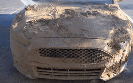 Chuyện xe cộ: Kinh hãi Ford Focus "bẩn như trâu cày" với cả tá bùn đất - Xịt nước vào, bùn bay cả tảng