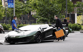 Ông trùm nhà thuốc Pharmacity cầm lái Lamborghini Aventador SVJ vừa mua lên phố sắm đồ