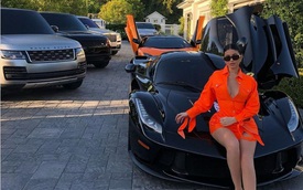 Khi không lái xe từ bộ sưu tập 5 triệu USD, người đẹp tỷ phú Kylie Jenner đi… 'xe công nông' đến ruộng bí ngô cùng con gái