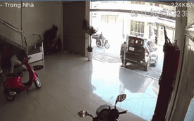 Chồng đâm cửa kính vỡ toang khi lùi ô tô vào nhà: Hành động vô tư của vợ gây 'thảm họa'