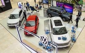 Volkswagen tiếp tục giảm giá xe cao nhất 200 triệu đồng, trưng bày loạt xe 'hot' tại trung tâm thương mại để khách hàng dễ cân nhắc