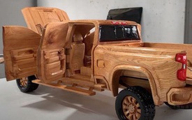 Thợ mộc Việt điêu khắc mô hình bán tải Chevrolet độc đáo