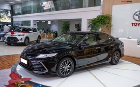 Toyota Camry 2022 chốt giá từ 1,05 tỷ đồng tại Việt Nam: Tăng giá 21-114 triệu đồng, xe ông chủ đấu Kia K5 và VinFast Lux A2.0