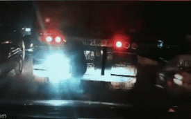 Tài xế giật đứt phăng dây đèn xe khác vì loá mắt: Hành xử giao thông gây tranh cãi