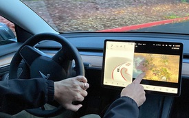 Tesla bị điều tra vì để cho tài xế có thể vừa lái xe vừa chơi game