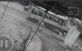 Clip: Khoảnh khắc xe khách đâm vào cổng chào ở Hưng Yên, cabin sập, kính vỡ tan tành