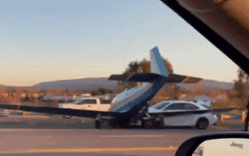 Mỹ: Máy bay lao xuống xa lộ, đâm vào ô tô