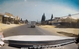 Khoảnh khắc ô tô 4 chỗ lấn làn, húc xe tải lật nghiêng, gây tai nạn liên hoàn ở Lâm Đồng