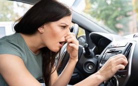 Nguyên nhân điều hòa ô tô có mùi lạ và cách khắc phục