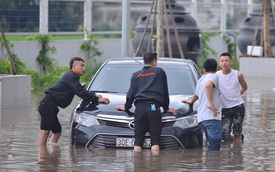 Ảnh: Đường vào chung cư ở Hà Nội ngập trong "biển nước", hàng chục xe ô tô mắc kẹt chờ được "giải cứu"