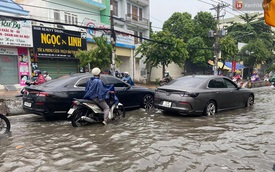 Sài Gòn mưa tối trời vào buổi sáng, đường ngập “te tua”, xe chết máy la liệt