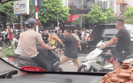 2 người đàn ông đấm bốc giữa phố Hà Nội, sự xuất hiện của một bà chị liền dẹp yên mọi xích mích