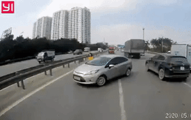 Biện minh ‘Em không biết đường’, người phụ nữ lái xe chạy ngược chiều bất chấp cảnh báo của tài xế xe tải