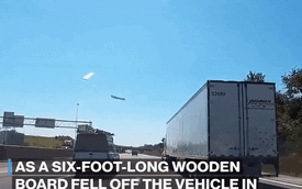 Thanh gỗ văng ra từ xe tải đâm thủng kính ô tô chạy sau như trong phim Final Destination