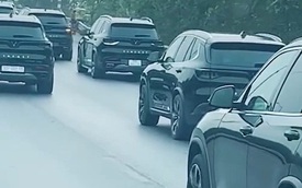Dàn xe VinFast đen tuyền xuất hiện 'siêu ngầu' trên đường khiến dân mạng thích thú