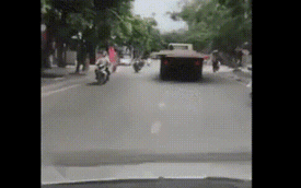 Xe tải "lê máy chém" trên đường phố khiến các phương tiện phía sau run rẩy sợ hãi