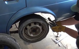 Kinh ngạc cảnh thay lốp ô tô bằng băng dính - chuyện gì sẽ xảy ra?