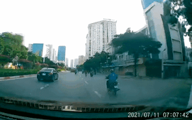 Rợn tóc gáy với vụ va chạm bất ngờ giữa xe máy và xe đạp