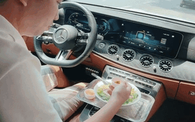 Gian nan bữa ăn mùa dịch: Chủ xe Mercedes-Benz E 300 mới tậu sáng tạo bàn ăn phở ngay trong xe