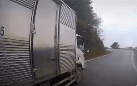 Vượt ẩu trên đường đèo, tài xế xe tải thoát chết nhờ lan can bảo vệ