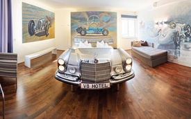 Khám phá V8 Hotel: Ngủ trên giường Mercedes-Benz, BMW, xung quanh toàn đồ cho hội cuồng xe